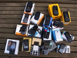 Nabídka tlaítkových mobil na eském trhu je opravdu iroká, 17 zkouených...