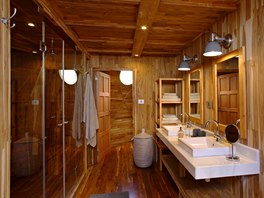 Ubytování je vybavené vlastní koupelnou s tekoucí teplou vodou, sprchovým...