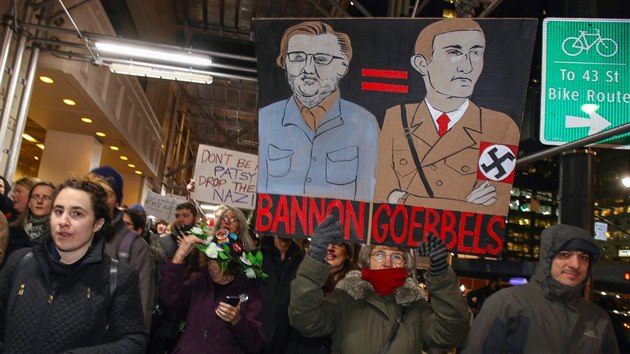 Lid v New Yorku protestuj proti tomu, jakmi lidmi se nov prezident obklopuje. Zvlt jim vad poradce Steve Bannon. (21.11.2016)