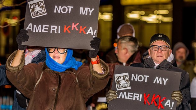 Lid v New Yorku protestuj proti tomu, jakmi lidmi se nov prezident obklopuje. Zvlt jim vad poradce Steve Bannon. (21.11.2016)