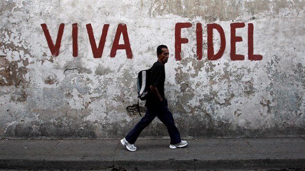 Napis Viva Fidel v ulicch Santiaga de Cuba. Fotografie z roku 2008