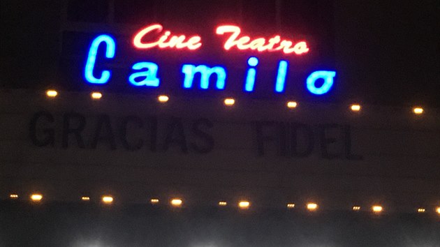 Npis Gracias Fidel je ukryt i pod neonem na jednom z mstnch kin ve mst Santa Clara na Kub. (26.11.2016)