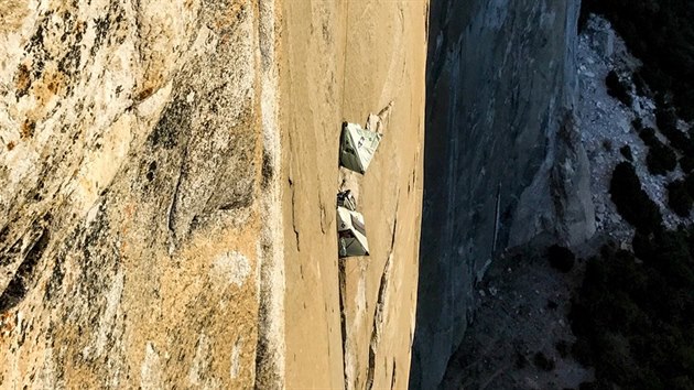 esk horolezec Adam Ondra jako druh na svt pelezl stnu Dawn Wall v Yosemitech, jednu z nejt잚ch vcedlkovch cest svta.