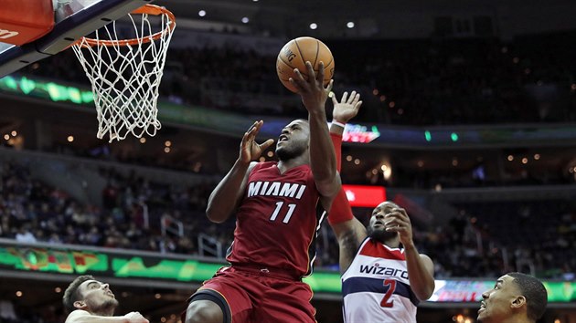 Dion Waiters z Miami zakonuje v duelu s Washingtonem. Zastavit akci jet zkou John Wall, vlevo je Tom Satoransk.