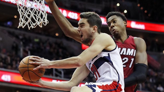 Tom Satoransk z Washingtonu zkou zakonit v duelu s Miami. Brn ho Hassan Whiteside.