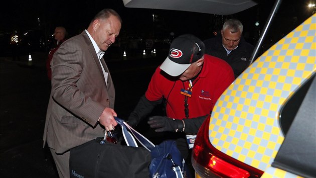 SBOHEM. Gerard Gallant (vlevo) ukld zavazadla do taxku. Veden hokejist Floridy ho od tmu odvolalo.