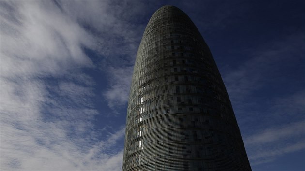 Alain Robert leze na barcelonsk mrakodrap Torre Agbar (25. ledna 2016)