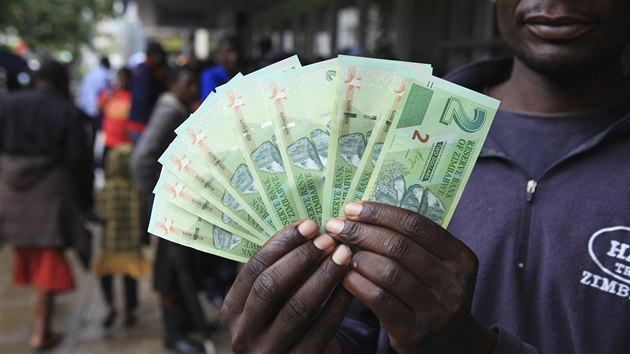 Mu pzuje s novmi bankovkami ped bankou v Harare (28. listopadu 2016)