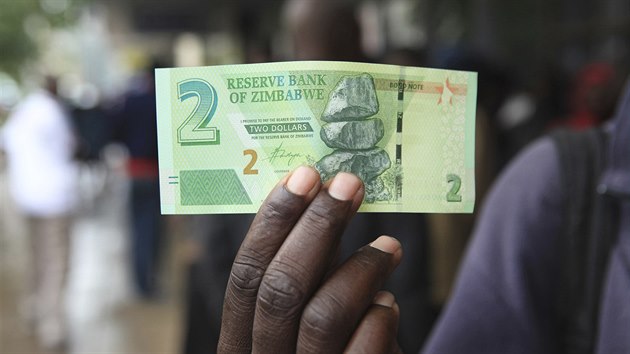 Mu pzuje s novou bankovkou ped bankou v Harare (28. listopadu 2016)