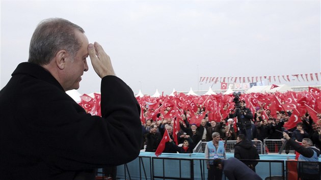 Tureck prezident Recep Tayyip Erdogan pi setkn se svmi pznivci v Istanbulu (25. listopadu 2016)