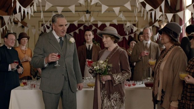 Phyllis Loganov v serilu Panstv Downton