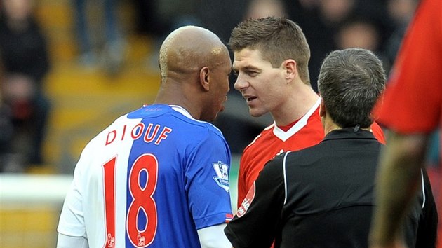 NEPTEL. El-Hadji Diouf se Stevenem Gerrardem v Liverpoolu pli nevychzel, na hiti to pak mezi nimi jiskilo ve chvli, kdy se potkali jako soupei.