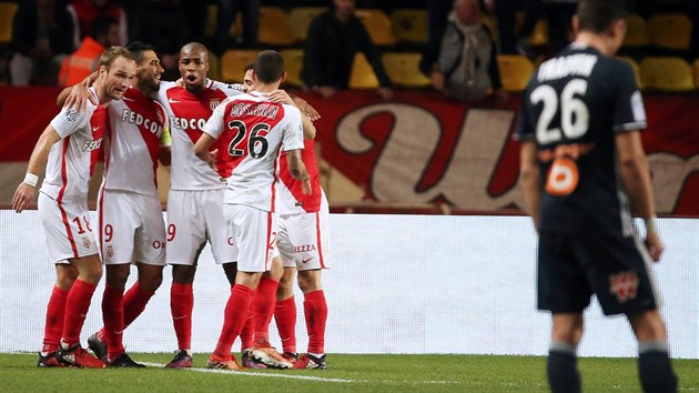 Fotbalist Monaka se raduj z glu v zpase proti Marseille.