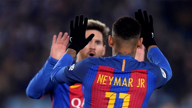 Barcelont fotbalist Neymar a Lionel Messi se raduj z vyrovnvac branky na hiti Realu Sociedad.