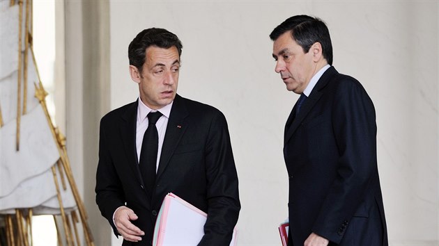 Tehdej prezident Nicolas Sarkozy a premir Franois Fillon na archivnm snmku z roku 2009.