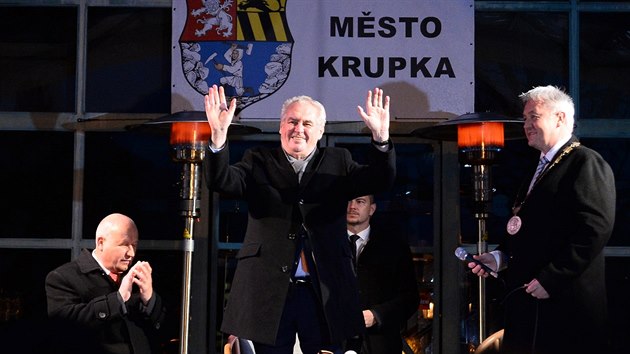 Prezidentu Miloi Zemanovi na pt set mstnch opakovan tleskalo.