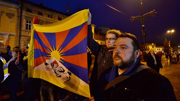 V Libochovicch si odprci prezidenta pipravili tibetskou vlajku. Prezident plat za odprce samostatnosti Tibetu, tak kritizoval ministra kultury Daniela Hermana za setkn s dalajlamou.