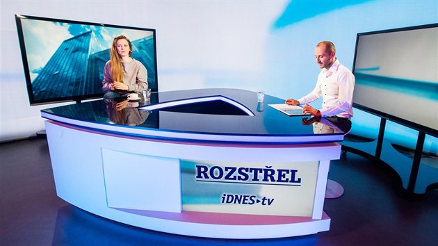 Hereka a dokumentaristka Petra Nesvailov a modertor Martin Moravec v diskusnm poadu Rozstel. (22. listopadu 2016)