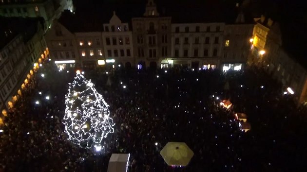 Rozsvcen vnonho stromu v Liberci pihlelo nkolik tisc lid (27. listopadu 2016)