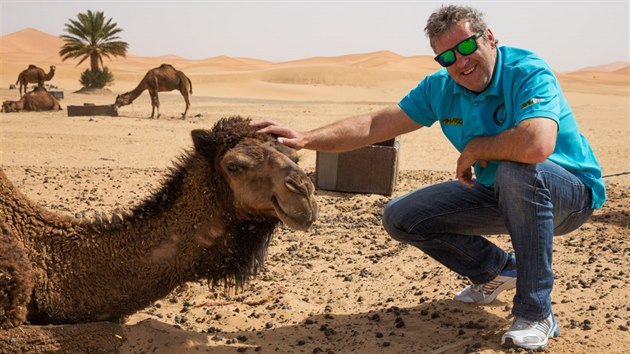 Ervn Krajovi ve chvlch odpoinku u marockho msta Merzouga.