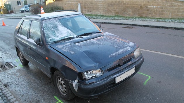 Mlad idika v aroicch si ped jzdou dostaten neoistila namrzl skla a na pechodu pehldla chodkyni, kter srku nepeila. (28.11.2016)