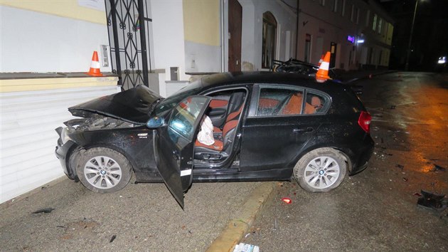 Opil idika skonila po nehod tsn vedle dve do policejn sluebny.