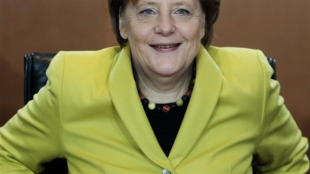 Nmeck kanclka Angela Merkelov proslula svou zlibou v pestrobarevnch sakch. V lednu 2015 zvolila pro zen schze vldy lutou barvu.