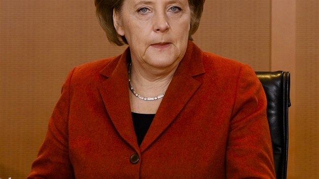 Nmeck kanclka Angela Merkelov proslula svou zlibou v pestrobarevnch sakch. V beznu 2009 zvolila pro zen schze vldy ervenou barvu.