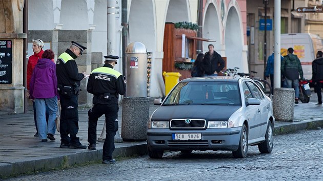 Mstsk policie se na nmst Pemysla Otakara II. v Budjovicch zamila na auta parkujc i pes zkaz po vnjm obvodu nmst u chodnk. (22. 11. 2016)