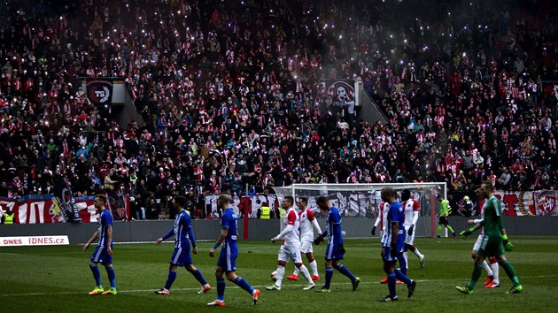 VYPNULI ELEKTINU. V zpase mezi Slavi a Mladou Boleslav se 20 minut nehrlo. Na stadionu v Edenu zhasla svtla.