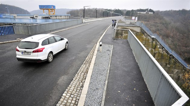 Jako na moi. Silnici po hrzi Daleick pehrady tvo jedno velk vlnobit. mysln. Takovou podobu m silnice kvli odvodnn.