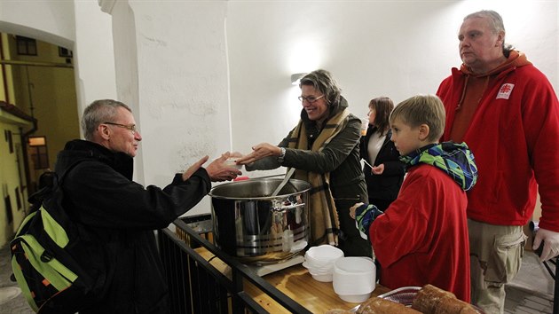 O tom, jak ve zdrav pet zimn noci pod irm nebem, povdal horolezec Radek Jaro na akci charity v Tebi. Poslechnout si ho pilo asi dvacet lid. Pokoitel vech osmitiscovek svta nepohrdl ani charitn gulovou polvkou.