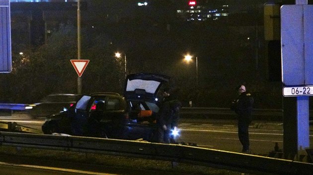 Podezel balek v kufru havarovanho auta uzavel praskou Jin spojku (21.11.2016).