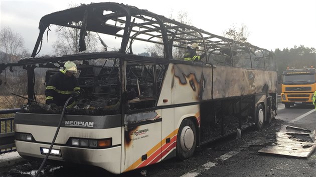 Por autobusu uzavel dlnici D1 ve smru na Prahu (22.11.2016).