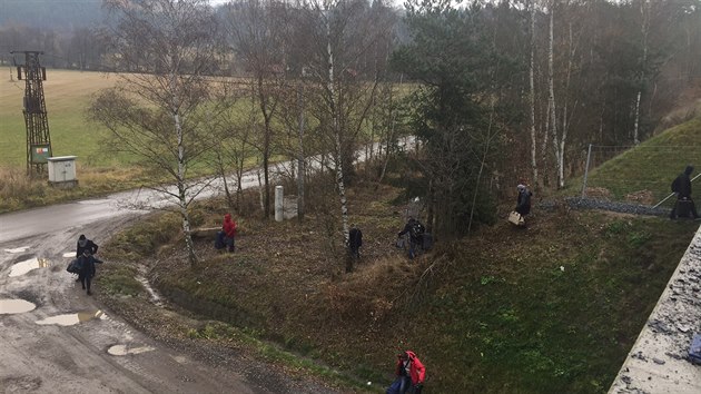 Por autobusu uzavel dlnici D1 ve smru na Prahu. Cestujc, kte se sami evakuovali, museli ekat na nhradn dopravu (22.11.2016).