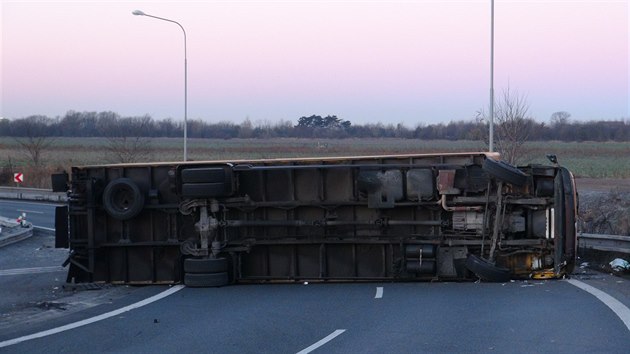 Pevrcen nkladn vz zablokoval sjezd z Praskho okruhu (29.11.2016).