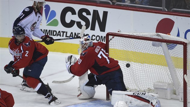 Brank Washingtonu Braden Holtby inkasuje v utkn s Columbusem.