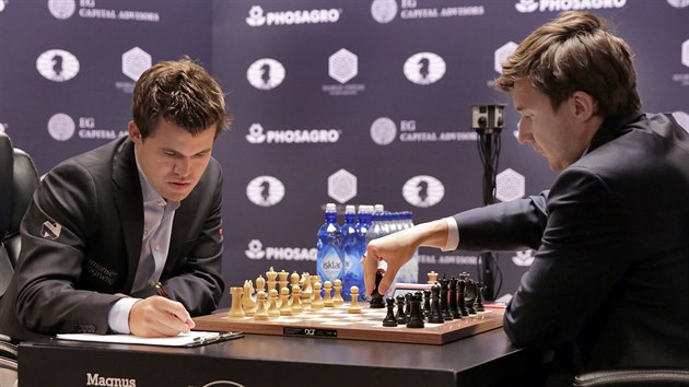 Magnus Carlsen a Sergej Karjakin v boji o titul achovho mistra svta.