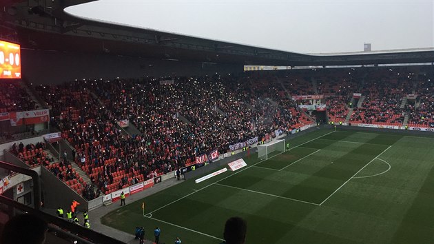 Bhem fotbalovho zpasu Slavia - Mlad Boleslav zhasla svtla a Eden osvtlovaly jen mobily fanouk.