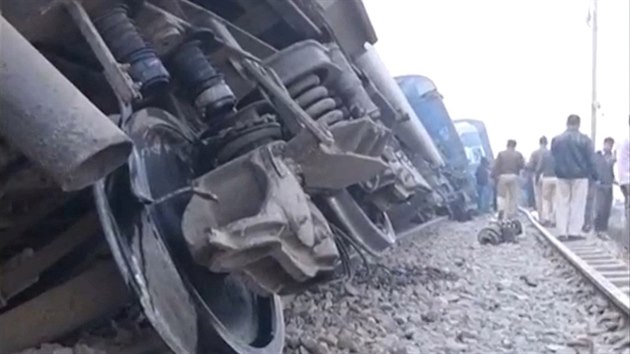 Severoindickm mst Kanpur vykolejil vlak. Netst si vydalo pes 60 obt. 20.11.2016