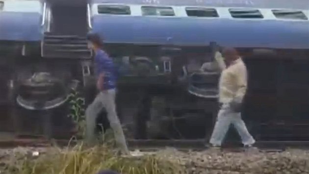 Vlakov netst na severu Indie pobl prmyslovho msta Knpur si vydalo vce ne 60 obt. Mnoho lid zstalo uvznno pod pevrcenmi vagony. (20.11.2016)