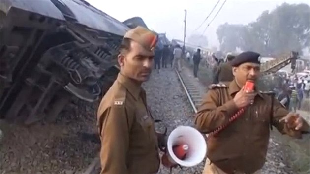 Policist na mst netst pobl indickho Knpuru. Po vykolejen 14 vagon vlaku zemelo 96 lid. Pvodn odhady hovoily o 63 obtech. (20.11.2016)