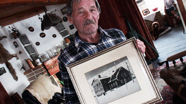 Jan pindler ukazuje dobovou fotografii, na kter je horsk bouda "Spindler", v n il do konce vlky. Dodnes stoj nad Moravskou boudou.