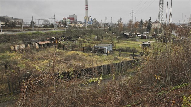 Zahrdkskou kolonii sevenou mezi elezninmi tratmi u Jaten ulice v Plzni promnili bezdomovci ve slum. (23. listopadu 2016)