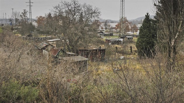 Zahrdkskou kolonii sevenou mezi elezninmi tratmi u Jaten ulice v Plzni promnili bezdomovci ve slum. (23. listopadu 2016)