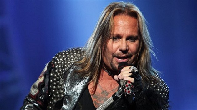 Vince Neil, zpvk slavnch hairmetalovch
provokatr Mtley Cre, doraz se svoj doprovodnou kapelou.