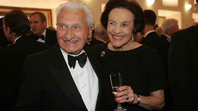 Tom Baa pi oslav svch 90. narozenin na Praskm hrad v roce 2004. Doprovzela jej manelka Sonja Baov.