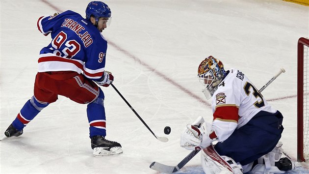 Floridsk brank James Reimer likviduje anci Miky Zibanejada z New York Rangers.