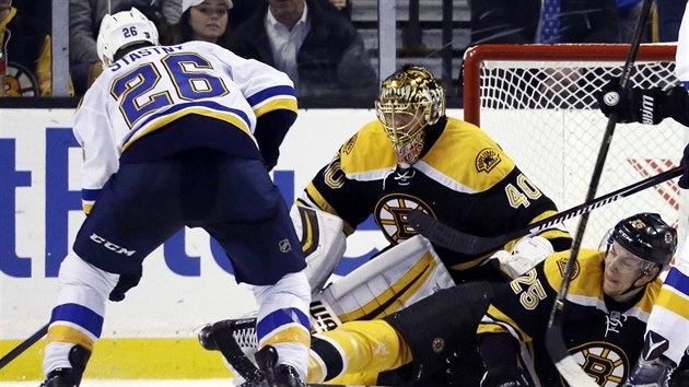 Paul Stastny ze St. Louis v anci ped brankem Tuukkou Raskem z Bostonu. Tomu pomh obrnce Brandon Carlo.