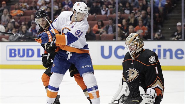 Anaheimsk brank Jonathan Bernier likviduje ve spoluprci s Antoinem Vermettem anci Johna Tavarese z New York Islanders.